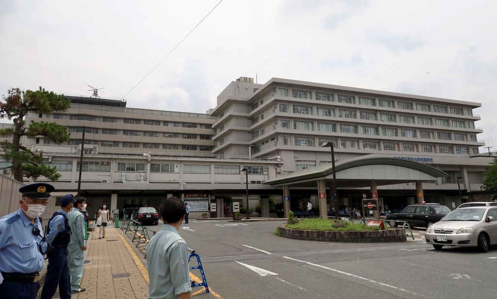 安倍目前仍在奈良縣立醫科大學附屬醫院搶救。圖為該院外觀。美聯社