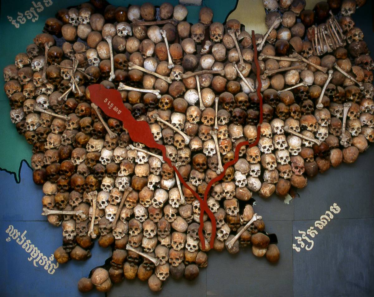 柬埔寨「吐斯廉屠殺博物館」由被害者頭骨組成的牆面
