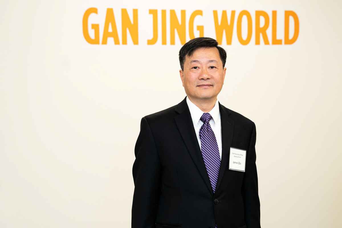 「乾淨世界」的行政總裁James Chiu參加該公司的開張剪綵活動